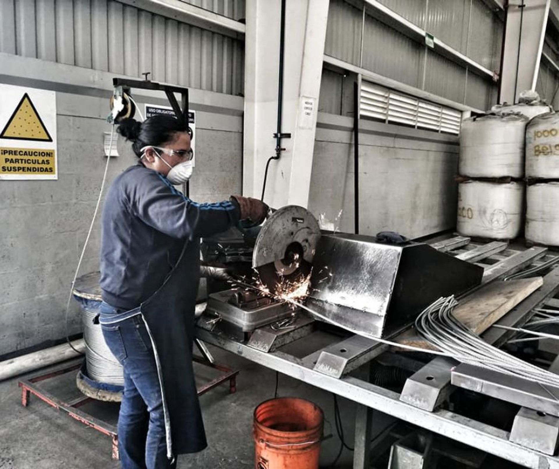 Mujeres mexicanas en la fabricación de soluciones de acero en México